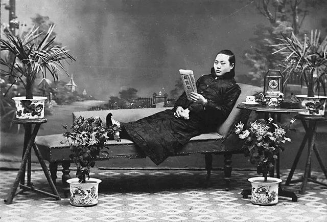 A top courtesan reading newspaper and posing for the gram.